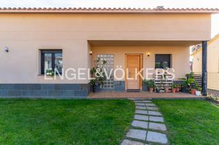 Casa a Cànoves i Samalús. Magnífica casa en urbanización el mirador de cànoves, terreno pl