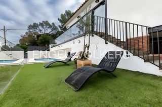 Casa en Valldoreix. Actual y confortable casa con piscina y espectaculares vistas en