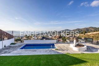 Casa en La Miranda. Casa reformada con vistas y piscina