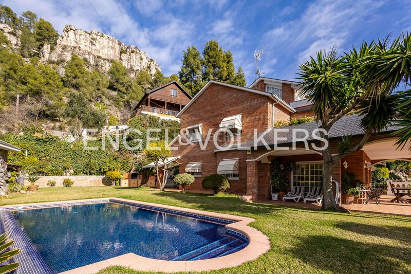 Foto beb8beed-bceb-4e17-8d6f-98ee9b87c6df. Casa amb calefacció a Vallirana