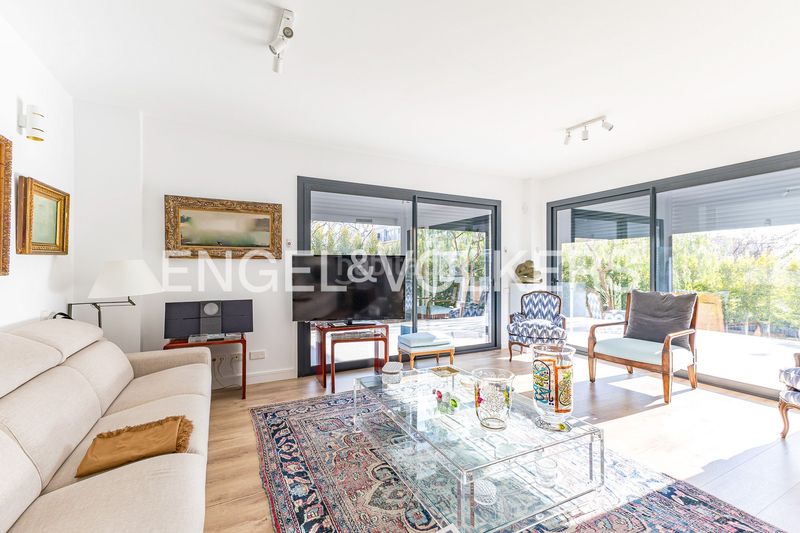 Foto f0fbc37c-9771-4b2a-8065-e70d5946a76f. Pis amb calefacció aparcament piscina a La Plana Sitges