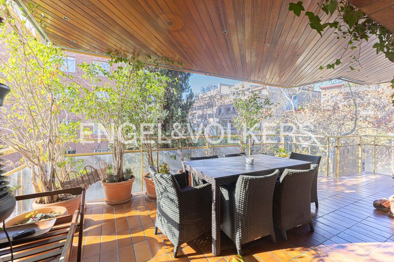 Foto 1a1a320f-3677-4abd-afd5-7c41467b56eb. Pis amb calefacció aparcament piscina a Tres Torres Barcelona