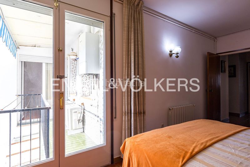 Foto 246a4ec4-4832-488f-baec-50bb5f522b16. Piso amplio piso de 4 dormitorios con gran potencial y opción de parking cerca del centro en Sitges