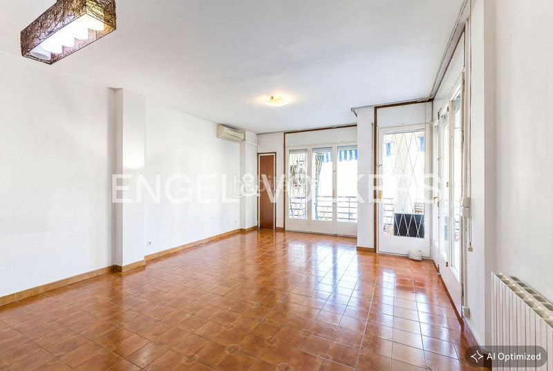 Foto 80d542fe-7117-4627-b63b-b7725f1df26c. Piso amplio piso de 4 dormitorios con gran potencial y opción de parking cerca del centro en Sitges