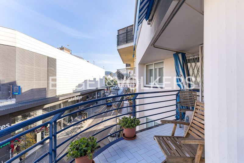 Foto 867ff8c9-1ca1-409d-a25e-17bfe90df21e. Piso amplio piso de 4 dormitorios con gran potencial y opción de parking cerca del centro en Sitges