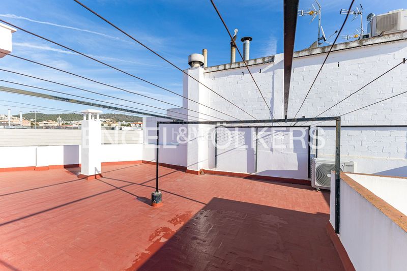 Foto d476cf44-7fb7-43e6-bb21-0bd02573c6f6. Piso amplio piso de 4 dormitorios con gran potencial y opción de parking cerca del centro en Sitges