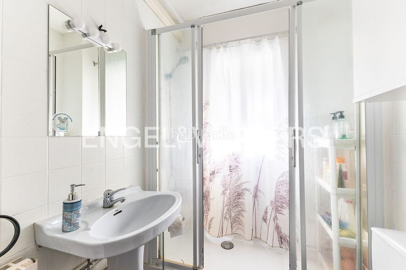 Foto d734b6d8-d6d3-44da-b132-470bbeecc66a. Piso amplio piso de 4 dormitorios con gran potencial y opción de parking cerca del centro en Sitges