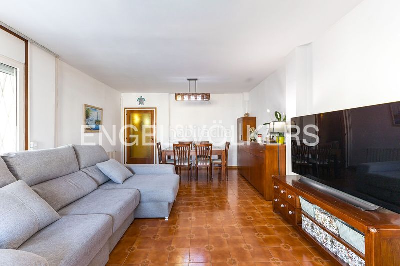 Foto d9558d92-570b-46f1-9790-55af636fc900. Piso amplio piso de 4 dormitorios con gran potencial y opción de parking cerca del centro en Sitges