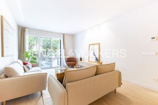 Flat in Sant Gervasi - Galvany. Magnífica y luminosa vivienda con jardín al lado del parc de mon