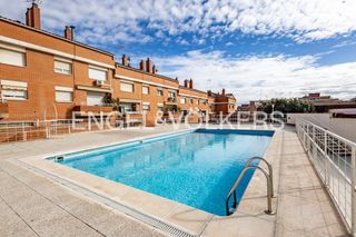 Casa adossada a Vinyets-Molí Vell. Tu refugio de paz en el corazón de sant boi casa con terrazas, p