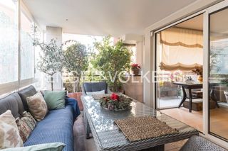 Pis  Carrer de les tres torres. Exclusivo apartamento, elegante y luminoso con terraza en tres t