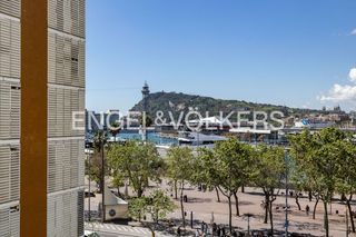 Pis a Barceloneta. Piso reformado y amueblado con vista al puerto