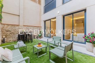 Flat in El Camp de l´Arpa del Clot. Esplendida planta baja con cédula de 2 habitaciones con jardín