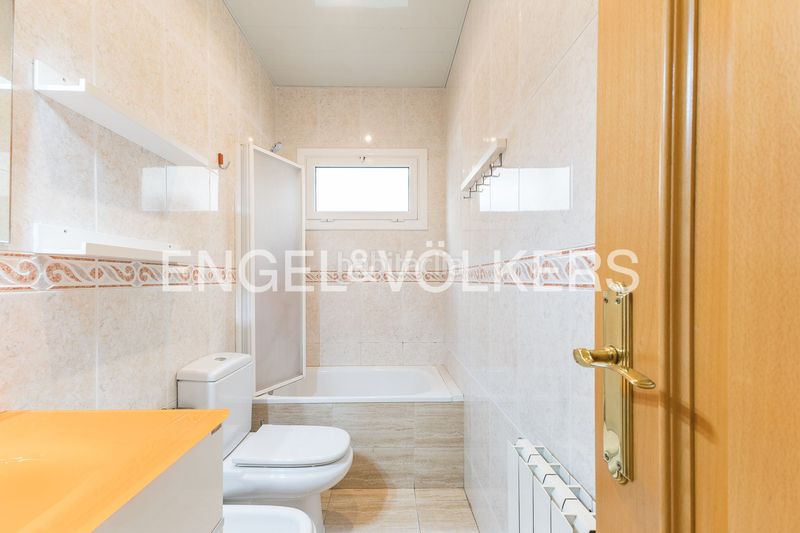 Foto 81d4e252-79ed-47b4-b96f-74a8c9cf2018. Ático exclusivo ático con vistas a montaña en Font de la Guatlla, lujo y comodidad en el corazón de la ciudad en Barcelona