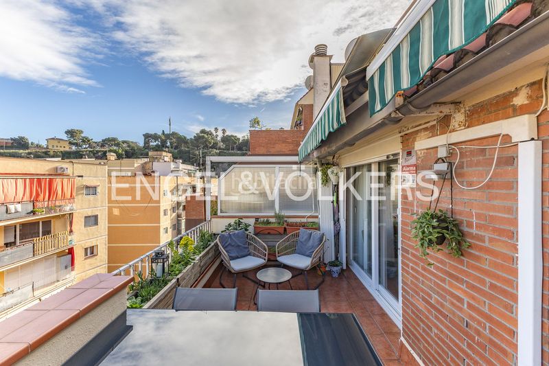 Foto 9994b184-e3f4-401d-8512-914738690878. Ático exclusivo ático con vistas a montaña en Font de la Guatlla, lujo y comodidad en el corazón de la ciudad en Barcelona