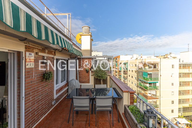 Foto fa0b94bc-10d7-4753-ac39-c08a96ffdafa. Ático exclusivo ático con vistas a montaña en Font de la Guatlla, lujo y comodidad en el corazón de la ciudad en Barcelona