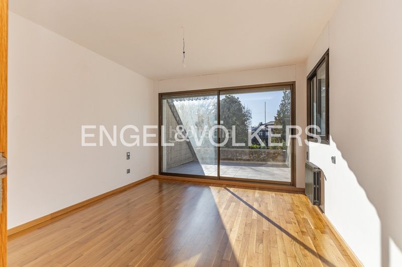 Foto 00b10ed5-cdee-4b26-86a4-adc97a85cb99. Alquiler casa imponente casa de diseño único con piscina cubierta y jardín en Sant Cugat del Vallès