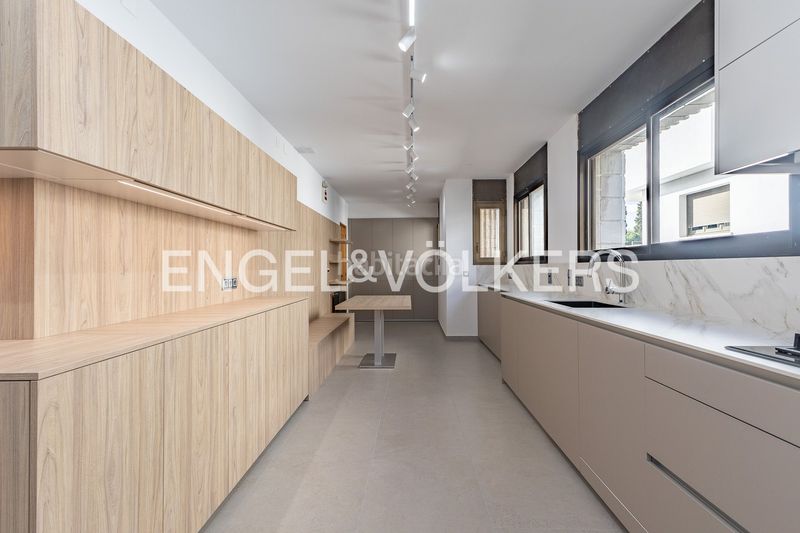 Foto 07c3e2c3-3e14-4092-96a0-563d56571fd9. Alquiler casa imponente casa de diseño único con piscina cubierta y jardín en Sant Cugat del Vallès