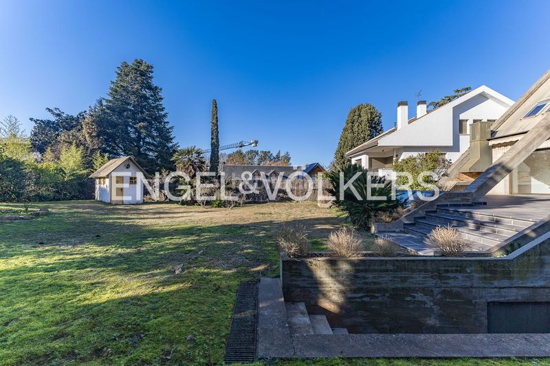 Foto 0a0ec4e2-e2cc-4000-82ac-bc372e7d0392. Alquiler casa imponente casa de diseño único con piscina cubierta y jardín en Sant Cugat del Vallès