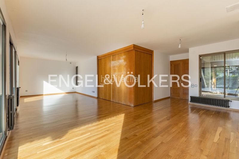 Foto 18dd72bb-2d85-49c2-8a1e-8f2e495c8c9e. Alquiler casa imponente casa de diseño único con piscina cubierta y jardín en Sant Cugat del Vallès