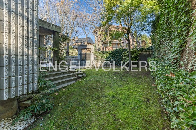 Foto 49ba8a0b-5c4c-4350-a94e-3dfd54608593. Alquiler casa imponente casa de diseño único con piscina cubierta y jardín en Sant Cugat del Vallès