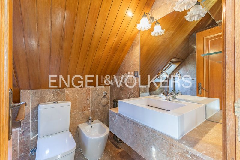 Foto 53a9381e-da80-4a46-ac2b-7301fbb75702. Alquiler casa imponente casa de diseño único con piscina cubierta y jardín en Sant Cugat del Vallès