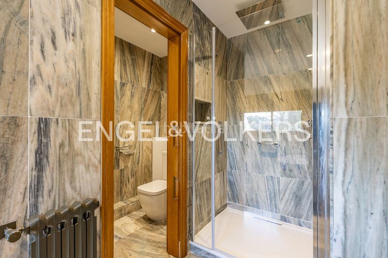 Foto 5ee6b6a3-f4fd-4f46-8386-7e651c41655e. Alquiler casa imponente casa de diseño único con piscina cubierta y jardín en Sant Cugat del Vallès