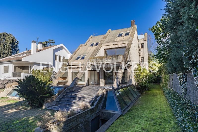 Foto 6dbcb01d-b87d-4dd7-8c3d-4cba65dba784. Alquiler casa imponente casa de diseño único con piscina cubierta y jardín en Sant Cugat del Vallès