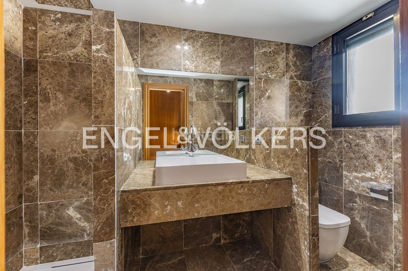 Foto 7b98e52a-ffeb-4e00-80de-6927202dd387. Alquiler casa imponente casa de diseño único con piscina cubierta y jardín en Sant Cugat del Vallès