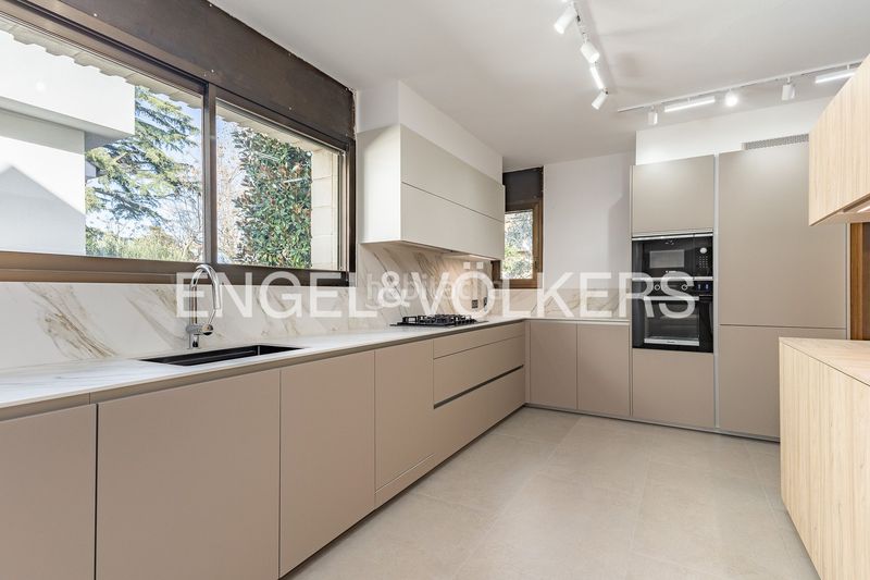 Foto 865dd7fa-5c50-4d4a-a246-f355f383a75e. Alquiler casa imponente casa de diseño único con piscina cubierta y jardín en Sant Cugat del Vallès