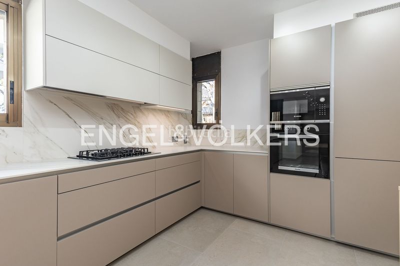 Foto 9cc88424-8677-4b12-85fc-c9ae3af939ac. Alquiler casa imponente casa de diseño único con piscina cubierta y jardín en Sant Cugat del Vallès