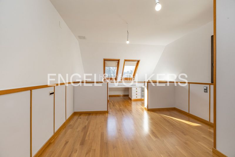 Foto a00cdcab-30d5-45dd-a6e3-a99bbb029c1a. Alquiler casa imponente casa de diseño único con piscina cubierta y jardín en Sant Cugat del Vallès