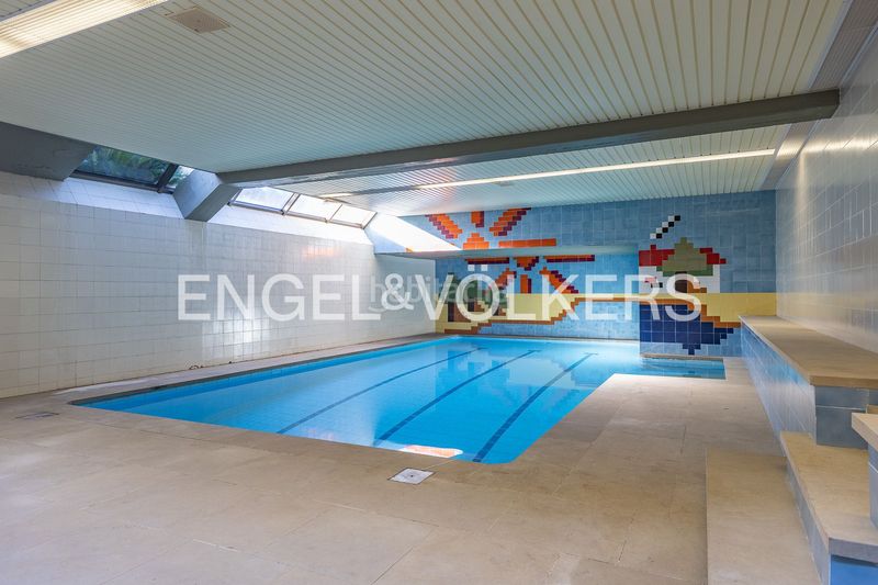 Foto a7a5a248-b1ac-489c-81b5-f50934499edc. Alquiler casa imponente casa de diseño único con piscina cubierta y jardín en Sant Cugat del Vallès