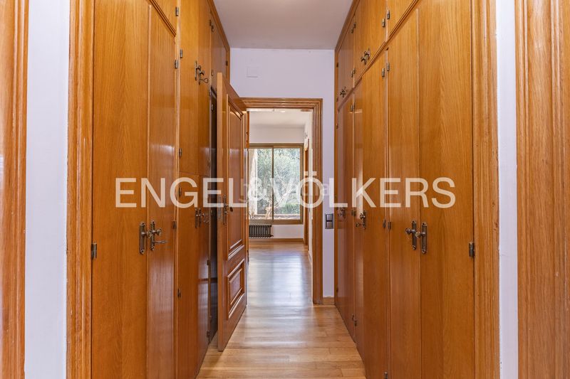 Foto a86f5cdb-c373-482f-bfd7-b2965a61b2a6. Alquiler casa imponente casa de diseño único con piscina cubierta y jardín en Sant Cugat del Vallès