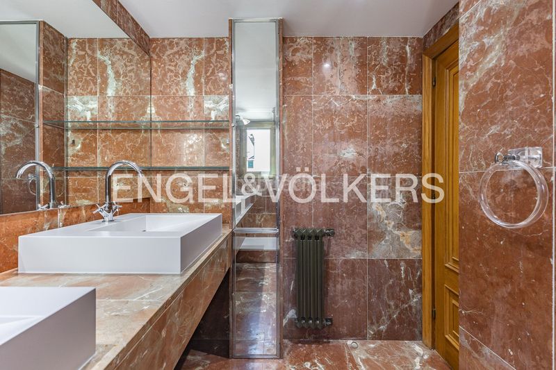 Foto aac2f181-e895-4b90-9cae-6270792767b9. Alquiler casa imponente casa de diseño único con piscina cubierta y jardín en Sant Cugat del Vallès