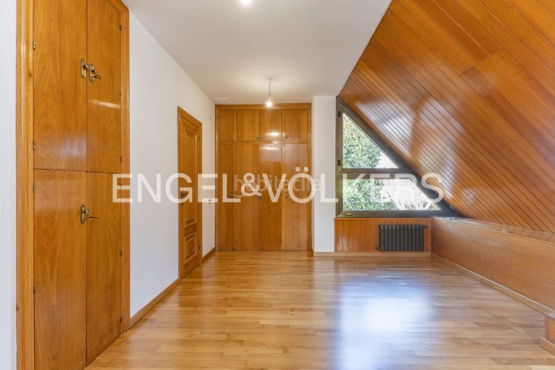 Foto b3211d0e-2471-4286-a49d-f57c633e9b30. Alquiler casa imponente casa de diseño único con piscina cubierta y jardín en Sant Cugat del Vallès