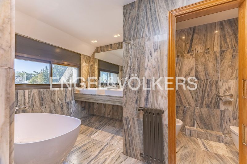 Foto b6c3b5d7-24ef-46dc-b8ae-f6d924f85ed7. Alquiler casa imponente casa de diseño único con piscina cubierta y jardín en Sant Cugat del Vallès