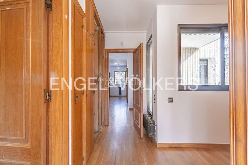 Foto b6e158f0-da2b-4f43-8308-bd70db007084. Alquiler casa imponente casa de diseño único con piscina cubierta y jardín en Sant Cugat del Vallès