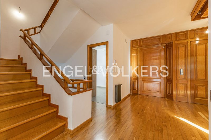 Foto c4018ad4-0483-46ee-a963-665921df9acf. Alquiler casa imponente casa de diseño único con piscina cubierta y jardín en Sant Cugat del Vallès
