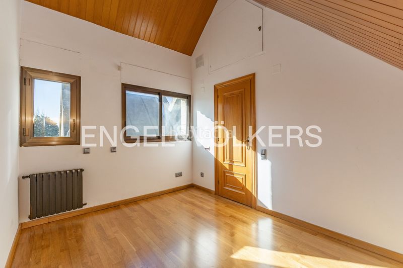 Foto c949bd7f-9e01-4875-89b1-396bf2462ce0. Alquiler casa imponente casa de diseño único con piscina cubierta y jardín en Sant Cugat del Vallès