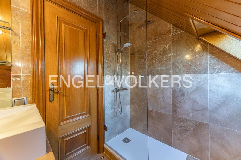 Foto ca4d2204-e878-4a7c-ae8b-7283b03347e5. Alquiler casa imponente casa de diseño único con piscina cubierta y jardín en Sant Cugat del Vallès