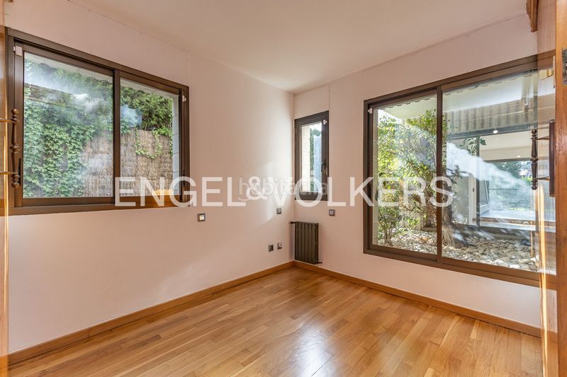 Foto cc993f10-1f2e-4b0a-b24e-7cd08d310971. Alquiler casa imponente casa de diseño único con piscina cubierta y jardín en Sant Cugat del Vallès