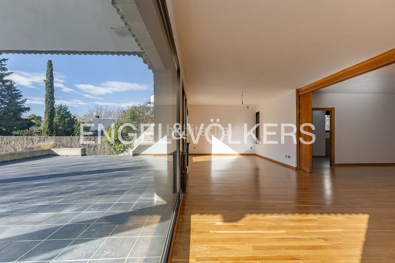 Foto cfd0f702-509e-4c45-aac7-f12bbbfda9d5. Alquiler casa imponente casa de diseño único con piscina cubierta y jardín en Sant Cugat del Vallès