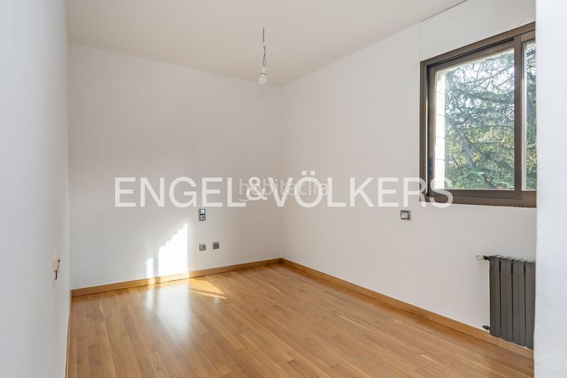 Foto d0f9cf94-2d57-46d8-8317-b28fd72063fc. Alquiler casa imponente casa de diseño único con piscina cubierta y jardín en Sant Cugat del Vallès
