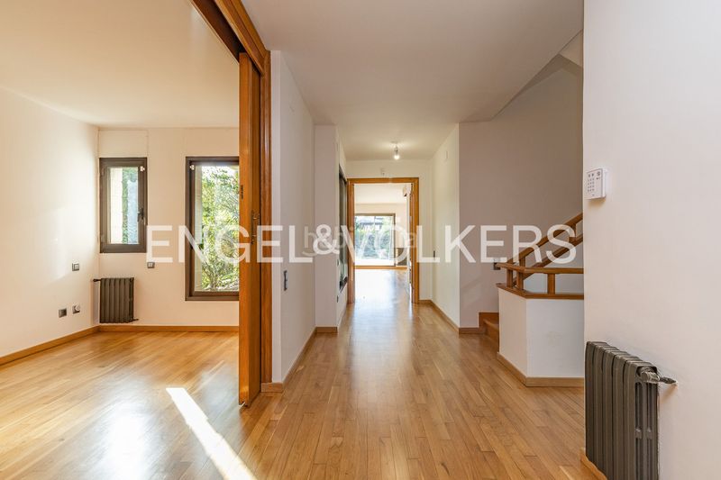 Foto e28daaac-69e0-4576-bc82-50f65ada1683. Alquiler casa imponente casa de diseño único con piscina cubierta y jardín en Sant Cugat del Vallès