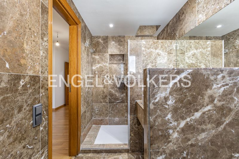 Foto f4642d79-a190-4069-b96f-67cc8d9463e6. Alquiler casa imponente casa de diseño único con piscina cubierta y jardín en Sant Cugat del Vallès