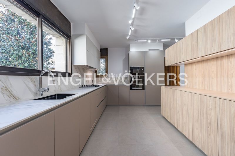 Foto f7dba367-01c8-4ca8-b003-437776872f5a. Alquiler casa imponente casa de diseño único con piscina cubierta y jardín en Sant Cugat del Vallès