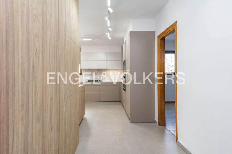 Foto f92db0ae-4d45-4868-ada4-59db879f8a99. Alquiler casa imponente casa de diseño único con piscina cubierta y jardín en Sant Cugat del Vallès