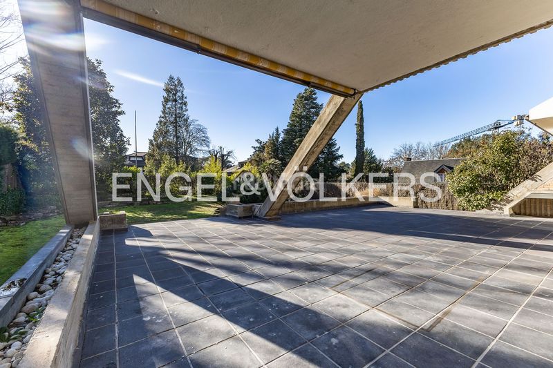 Foto ff223b33-e34d-47fc-8da6-23af0e2c49e9. Alquiler casa imponente casa de diseño único con piscina cubierta y jardín en Sant Cugat del Vallès