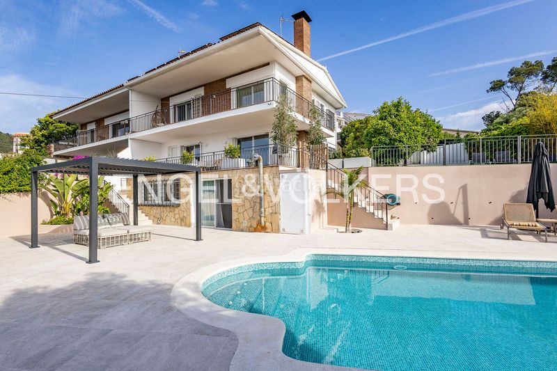 Foto f104da66-9bba-4c0e-840a-c083e7332dfc. Casa adossada amb calefacció piscina a Bruguers Gavà